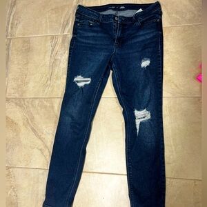 I’m selling these Old navy mid rise size 12 ROCKSTAR super skinny jeans!!